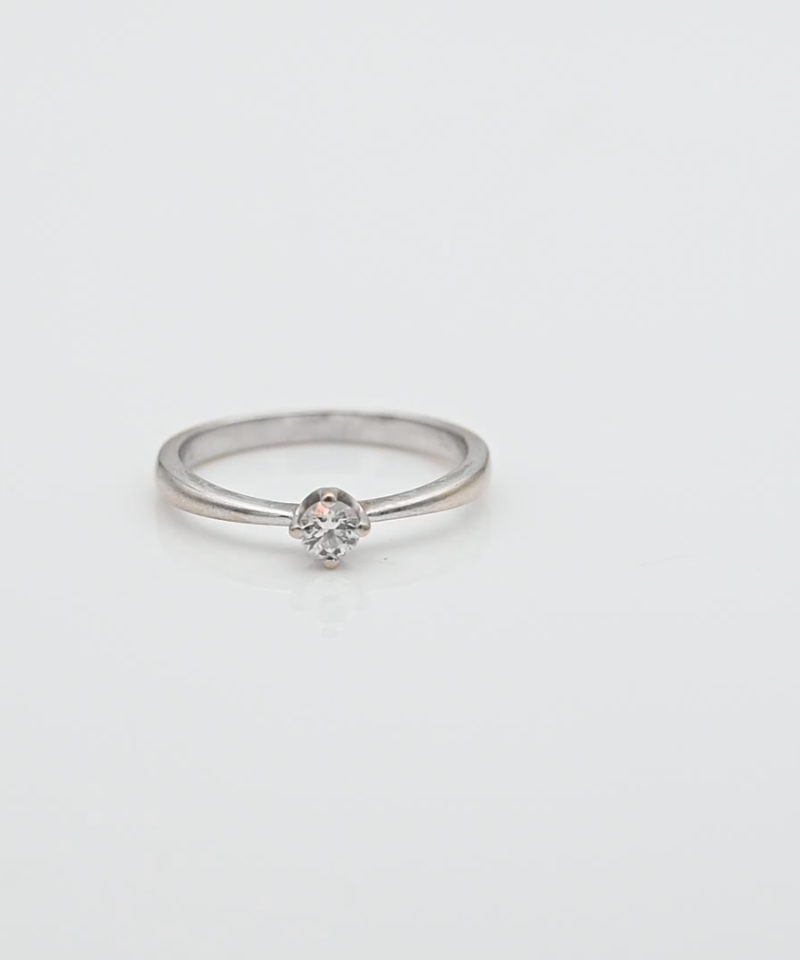 טבעת סוליטר עדינה משובצת יהלום - מק"ט 15510, זהב 18K