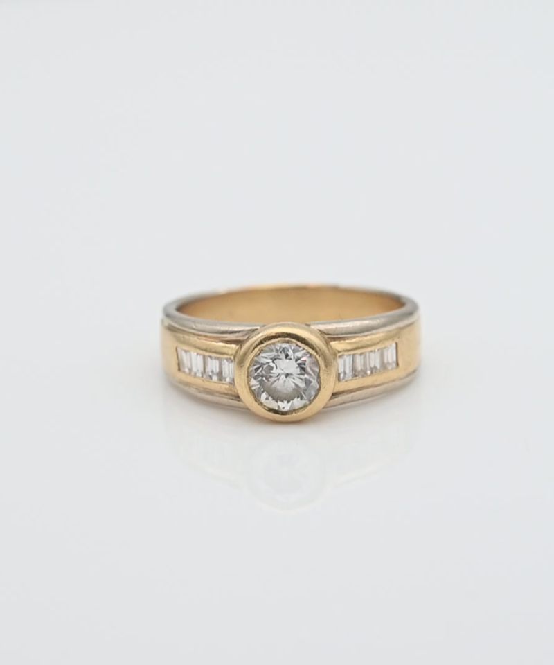 טבעת וינטאג משובצת יהלומים ביחתוך באגט ועגול, יהלום מרכזי כ 0.80 קראט  - מק"ט 15516, זהב 18K