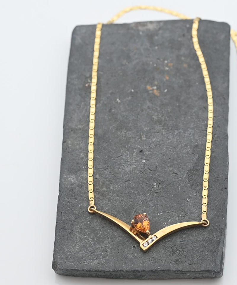 תליון וינטג' משובץ ציטרין ויהלומים, כולל שרשרת חוליות מלבניות שטוחות. - מק"ט 15517, זהב 18K