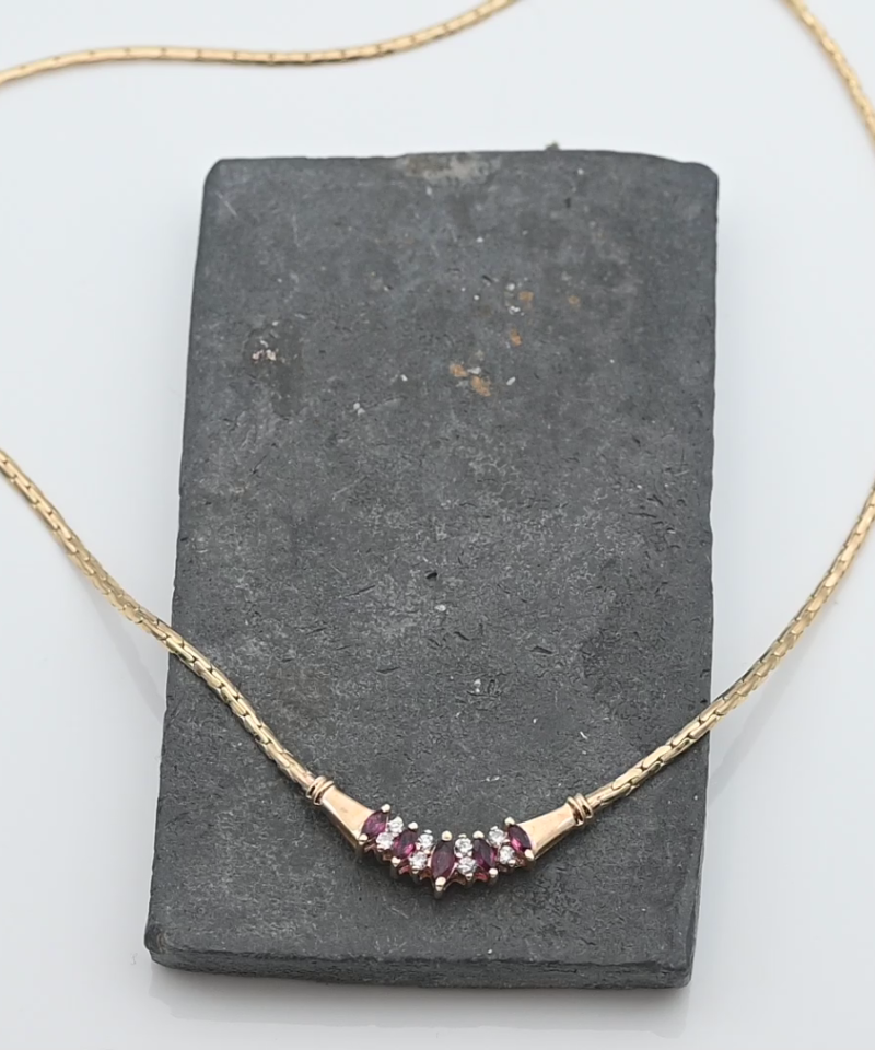 תליון וינטג' בצורת V משובץ אבני רובי ויהלומים, כולל שרשרת חוליות שטוחות. - מק"ט 15523, זהב 14K