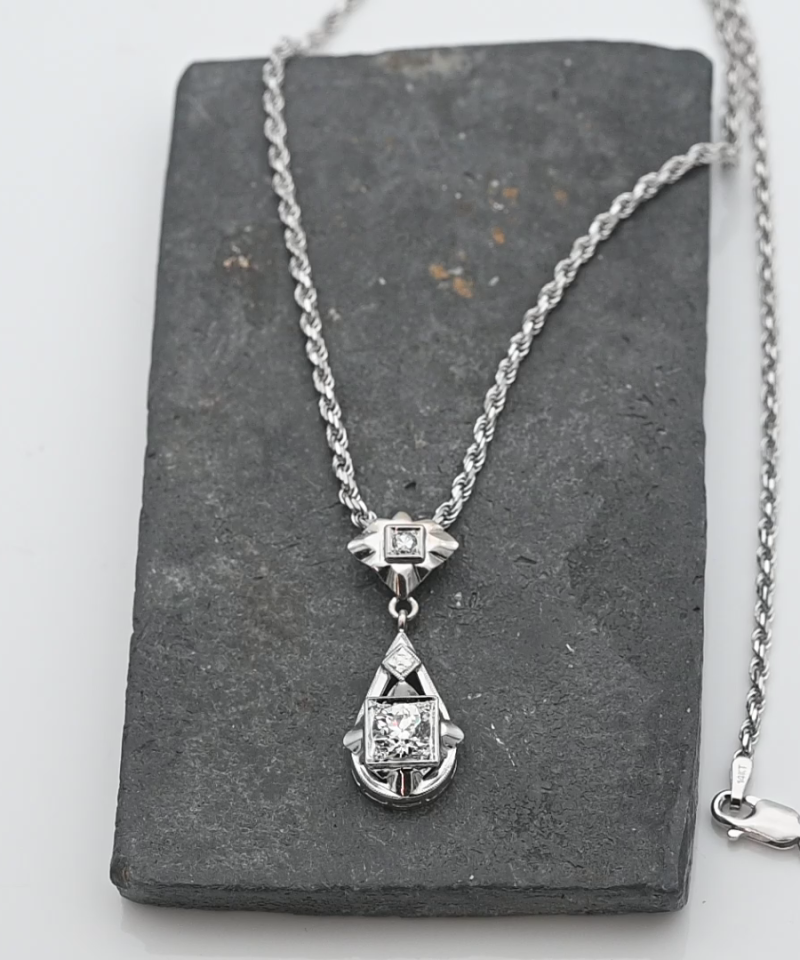 תליון בצורת טיפה משובץ יהלומים, מרכזי במשקל של כ 0.70 קראט, כולל שרשרת חבל בקוטר 2 מ"מ, זהב מלא - מק"ט 15541, זהב 14K