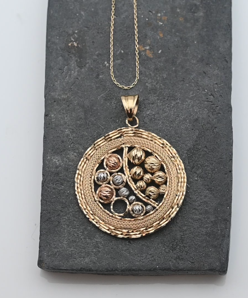 תליון וינטג' בקוטר 3 ס"מ, כדורי זהב חלולים עם חיתוכי לייזר, ללא שרשרת, חסר כדור אחד - מק"ט 15575, זהב 14K