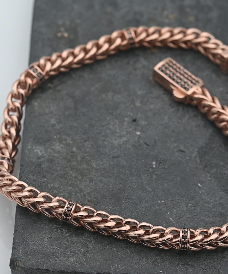 צמיד קלוע ברוחב 4.25 מ"מ חרוזים וסוגר משובץ יהלומים שחורים - מק"ט 15586, זהב 14K