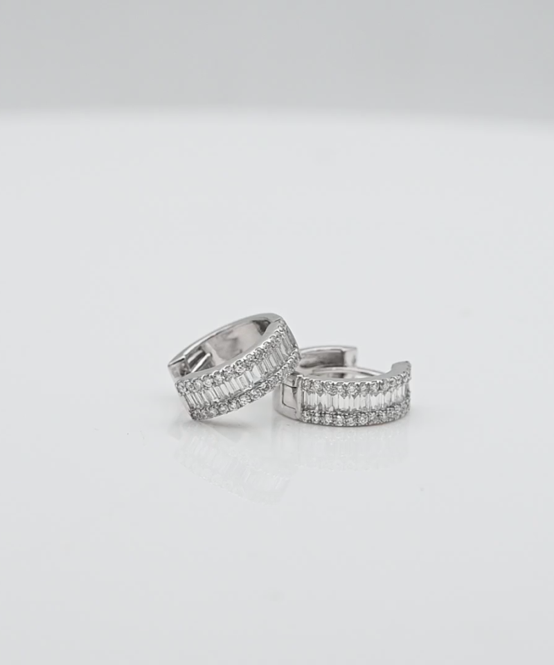 עגילי חישוק עדינים בקוטר 1.25 ס"מ משובצים יהלומים בחיתוך באגט ועגול - מק"ט 15587, זהב 18K