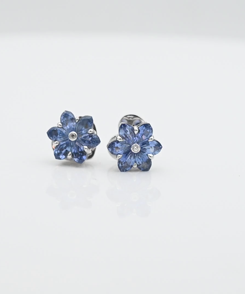 עגילי פרח צמודים בקוטר 1 ס"מ משובצים טנזינייט ויהלום - מק"ט 15588, זהב 18K