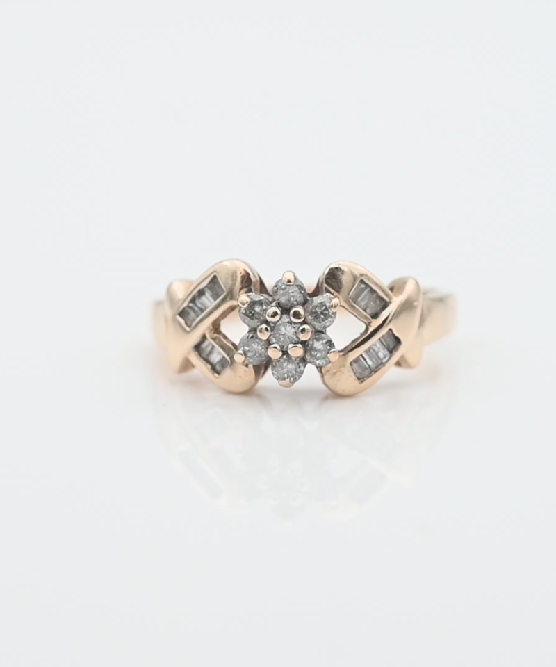 טבעת וינטג' פרח, משובצת יהלומים בחיתוך באגט ועגול - מק"ט 34097, זהב 10K