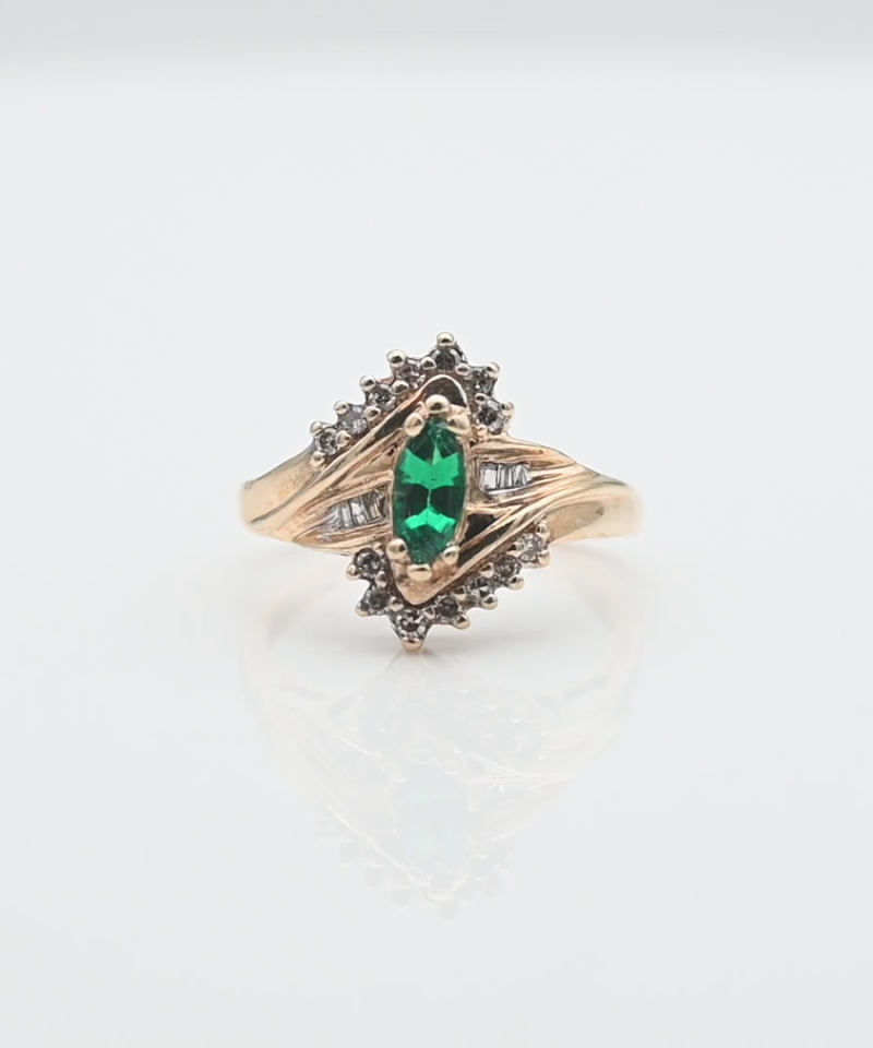 טבעת וינטג' משובצת צ'טהאם ויהלומים בחיתוך באגט ועגול - מק"ט 34174, זהב 10K