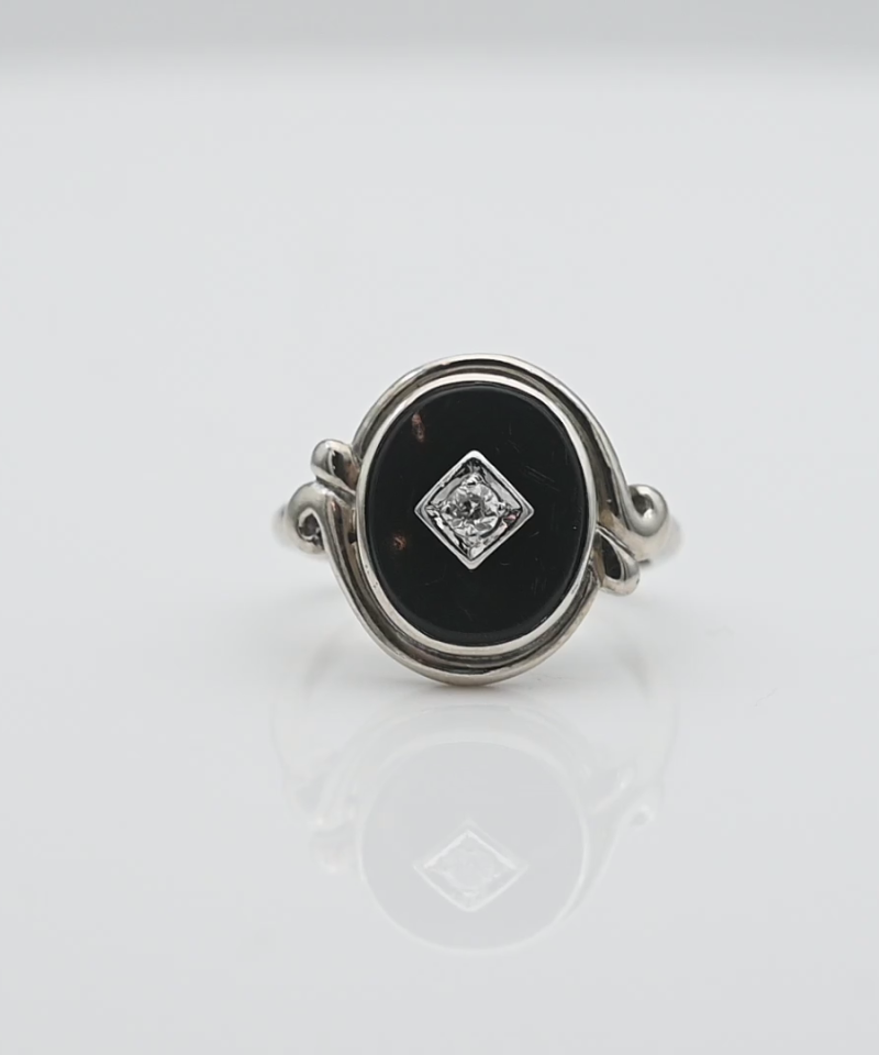 טבעת וינטאג אובלית משובצת אוניקס ויהלום בחיתוך Old Cut - מק"ט 34200, זהב 10K