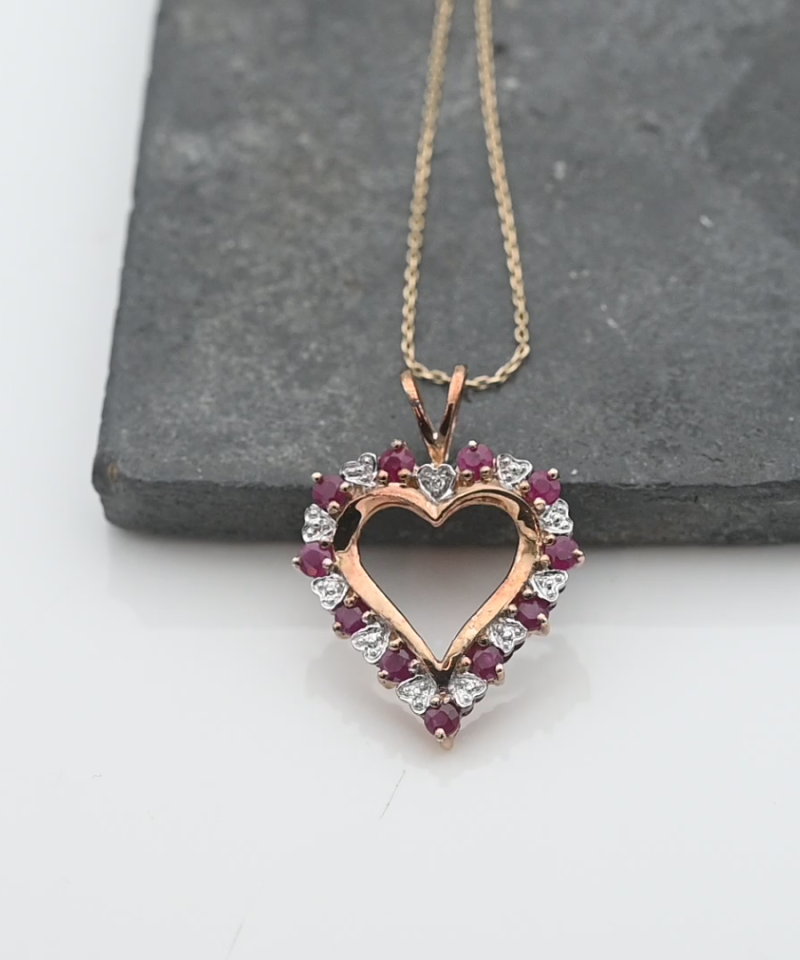 תליון וינטג' ברוחב 2 ס"מ, לב, משובץ אבני רובי ויהלומים, ללא שרשרת - מק"ט 34214, זהב 10K