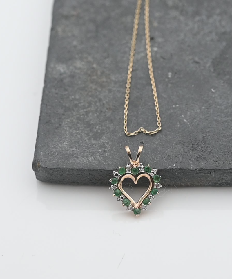 תליון וינטג' ברוחב  1.25 ס"מ, לב, משובץ אבני אמרלד ויהלומים, ללא שרשרת - מק"ט 34215, זהב 10K