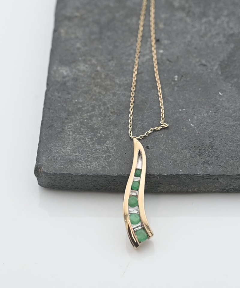 תליון ויטנג', מעוקל, משובץ אבני אמרלד ויהלומים בחיתוך באגט, ללא שרשרת - מק"ט 34216, זהב 10K