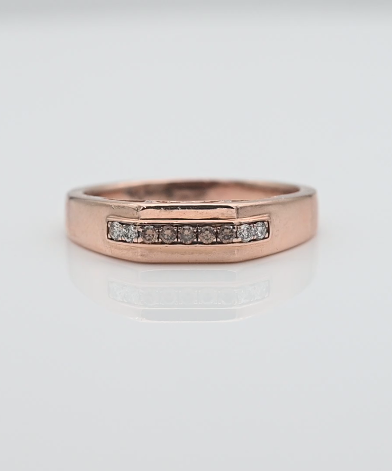 טבעת חותם עדינה משובצת יהלומים טבעיים לבנים וחומים, מידה גדולה במיוחד - מק"ט 34217, זהב 14K