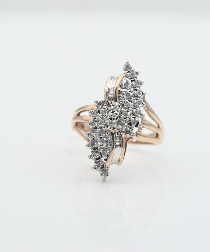 טבעת וינטג' משובצת יהלומים בחיתוך באגט ועגול - מק"ט 34318, זהב 10K