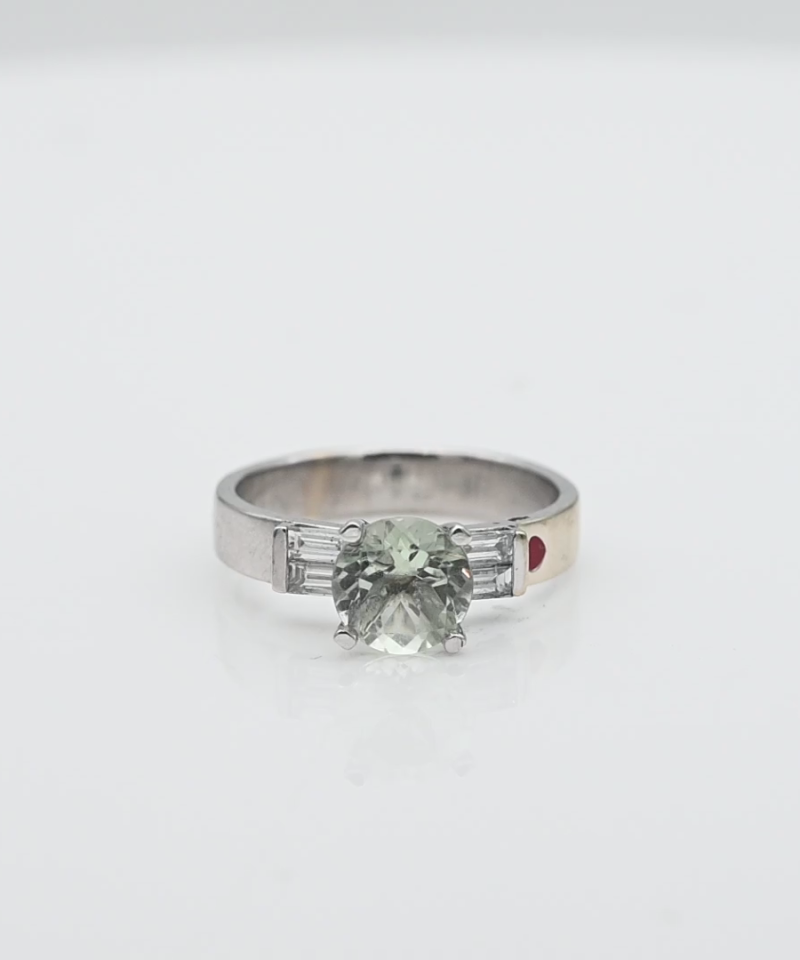 טבעת סוליטר משובצת אמטיסט ירוק ויהלומים בחיתוך באגט, עם עיטור לב אמייל אדום - מק"ט 50674, זהב 14K