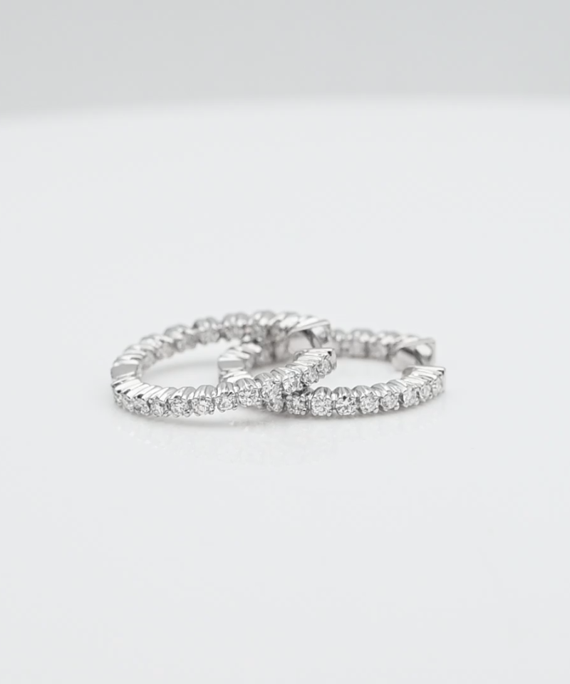 עגילי חישוק משובצים יהלומים In&Out בקוטר 2.5 ס"מ - מק"ט 51708, זהב 14K