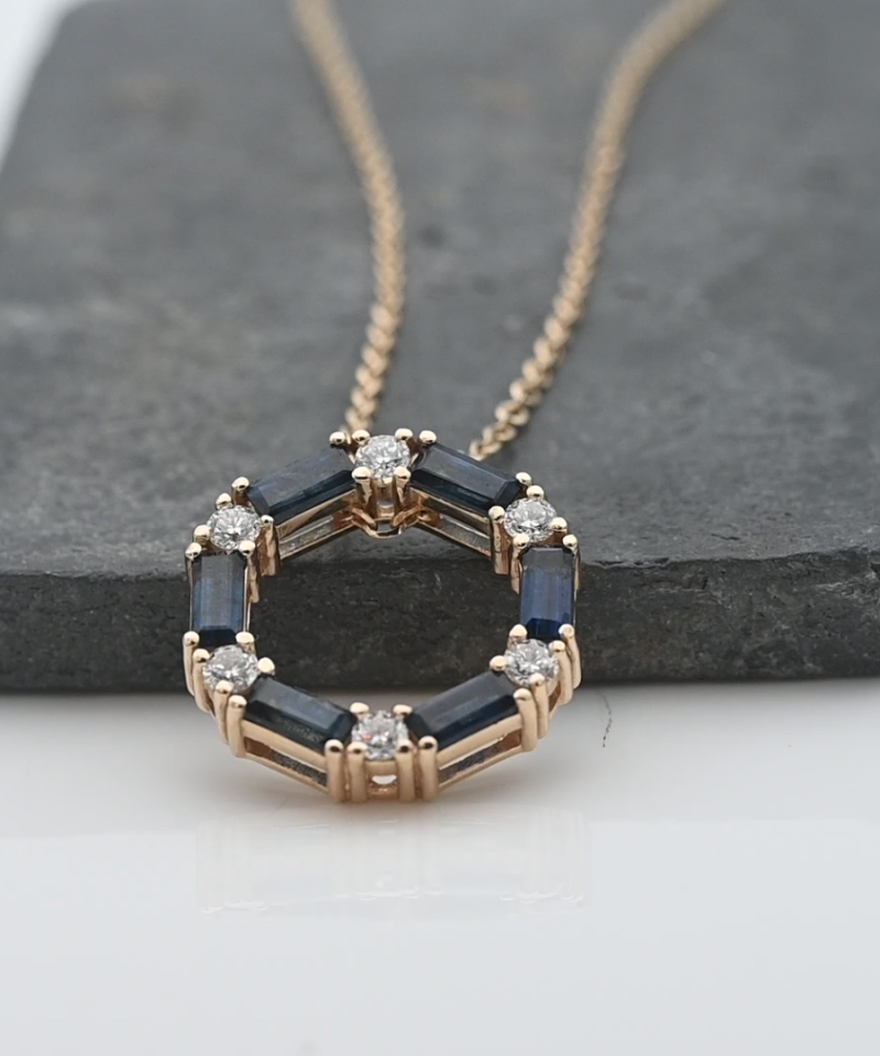 תליון וינטג' משושה בקוטר 2 ס"מ, משובץ אבני ספיר ויהלומים, כולל שרשרת - מק"ט 51824, זהב 14K