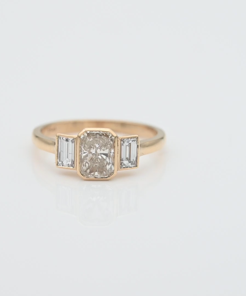 טבעת מעוצבת משובצת שלושה יהלומים, מרכזית רדיאנט 1.06  K VS1 - מק"ט 15732, זהב 18K