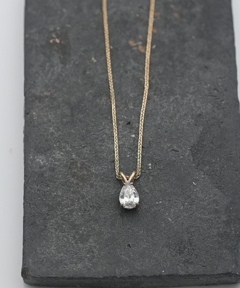 תליון סוליטר משובץ יהלום בחיתוך טיפה, כולל שרשרת - מק"ט 15735, זהב 14K