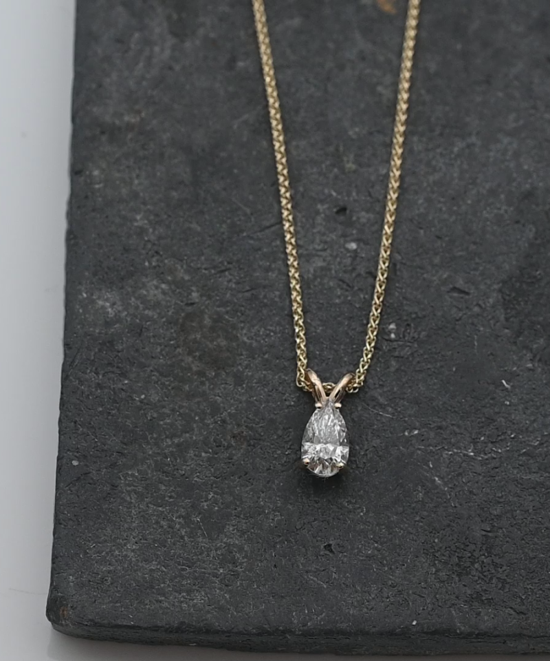 תליון סוליטר משובץ יהלום בחיתוך טיפה, כולל שרשרת - מק"ט 15748, זהב 14K