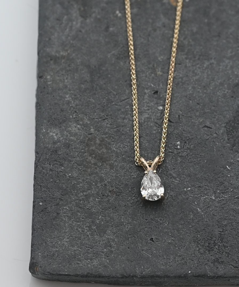 תליון סוליטר משובץ יהלום בחיתוך טיפה, כולל שרשרת - מק"ט 15749, זהב 14K