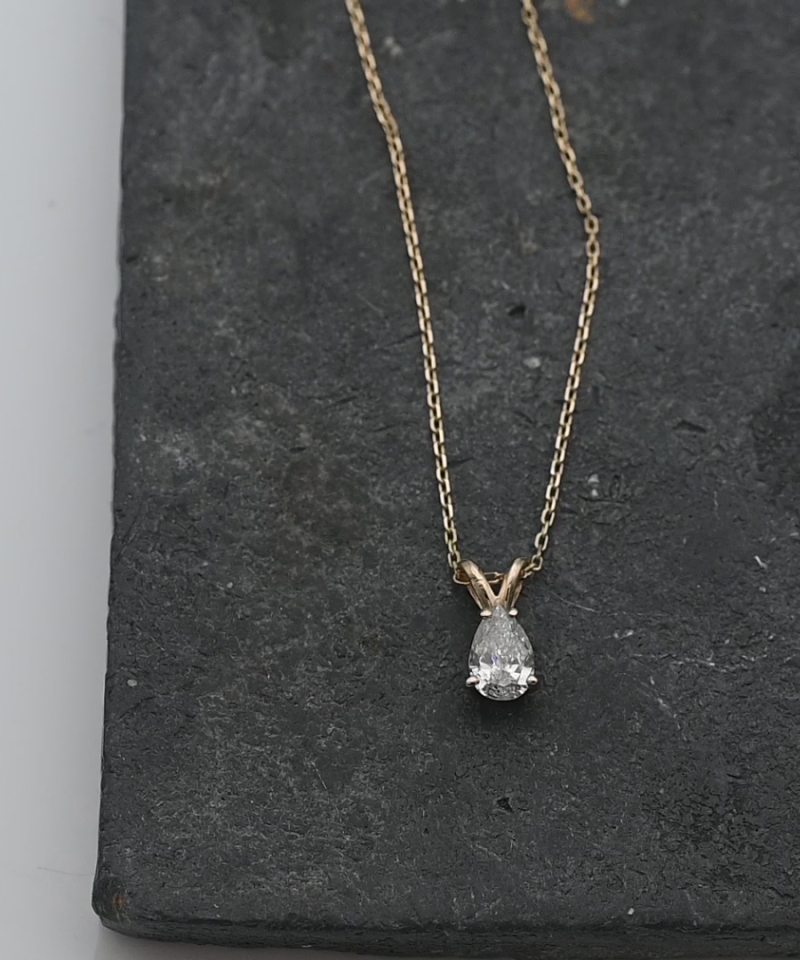 תליון סוליטר משובץ יהלום בחיתוך טיפה, כולל שרשרת - מק"ט 15752, זהב 14K