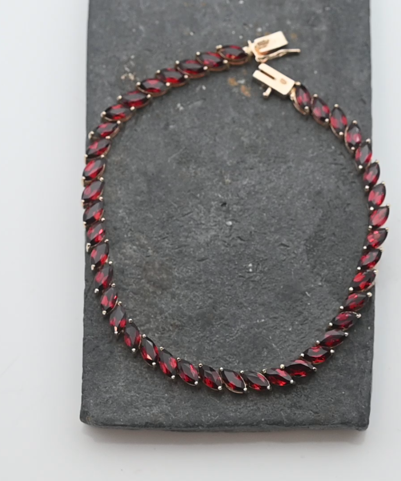 צמיד וינטאג ברוחב 4.35 מ"מ משובץ אבני גרנט בחיתוך מרקיזה - מק"ט 34323, זהב 14K