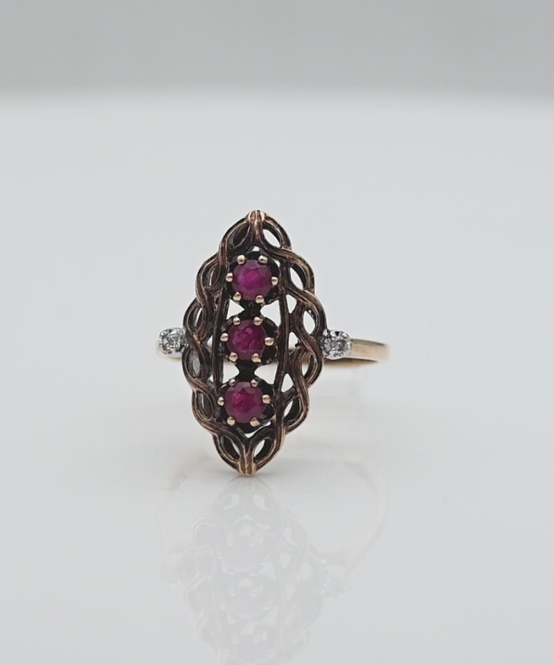 טבעת וינטג' בצורת מרקיזה, מעוטרת, משובצת אבני רובי ויהלומים - מק"ט 34400, זהב 14K