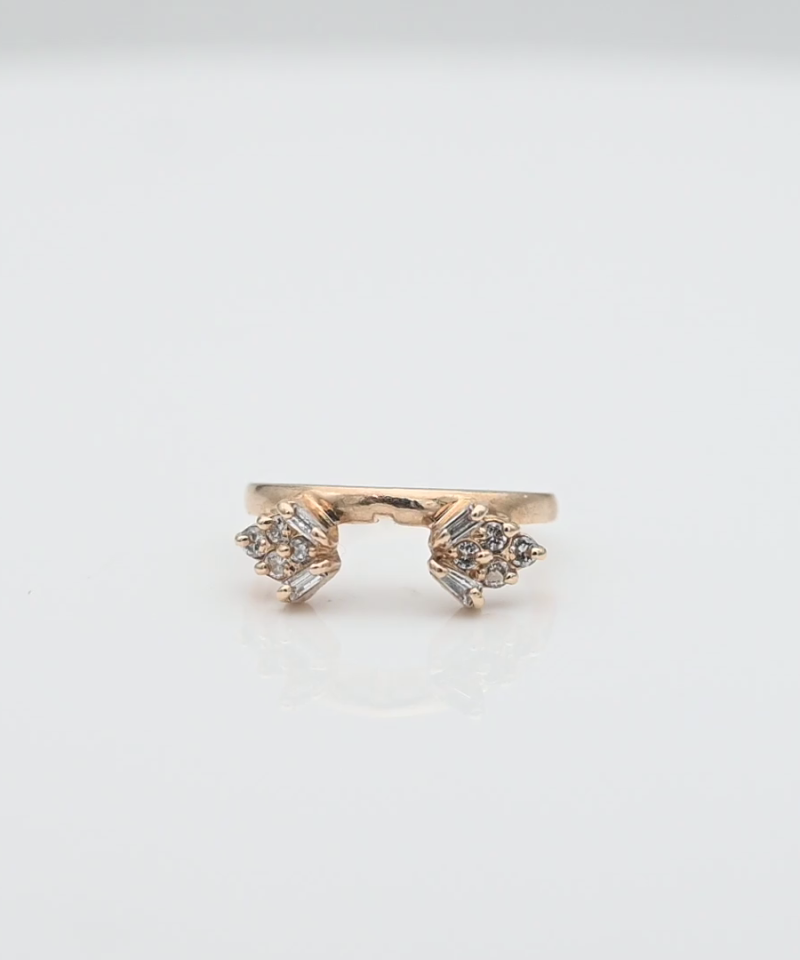 טבעת וינטג', שני עלים, משובצת יהלומים בחיתוך באגט ועגול - מק"ט 34405, זהב 14K