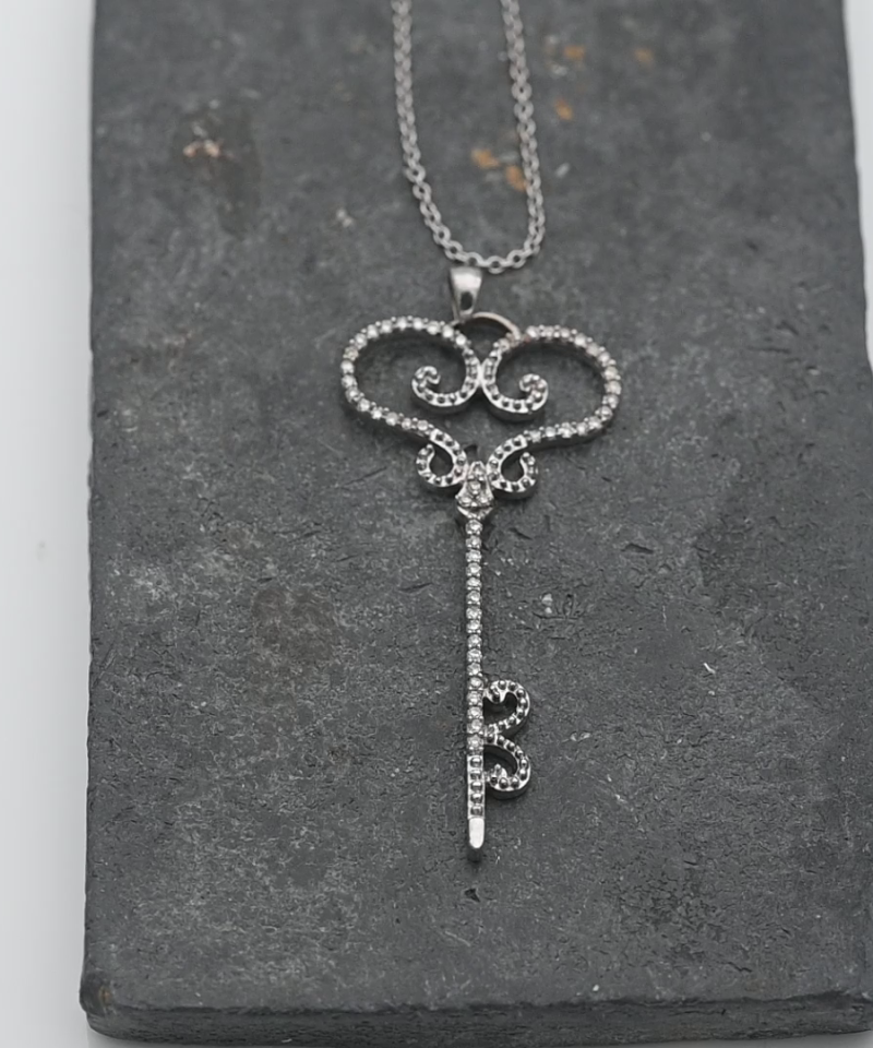 תליון וינטג' בצורת מפתח משובץ יהלומים, ללא שרשרת - מק"ט 34418, זהב 14K