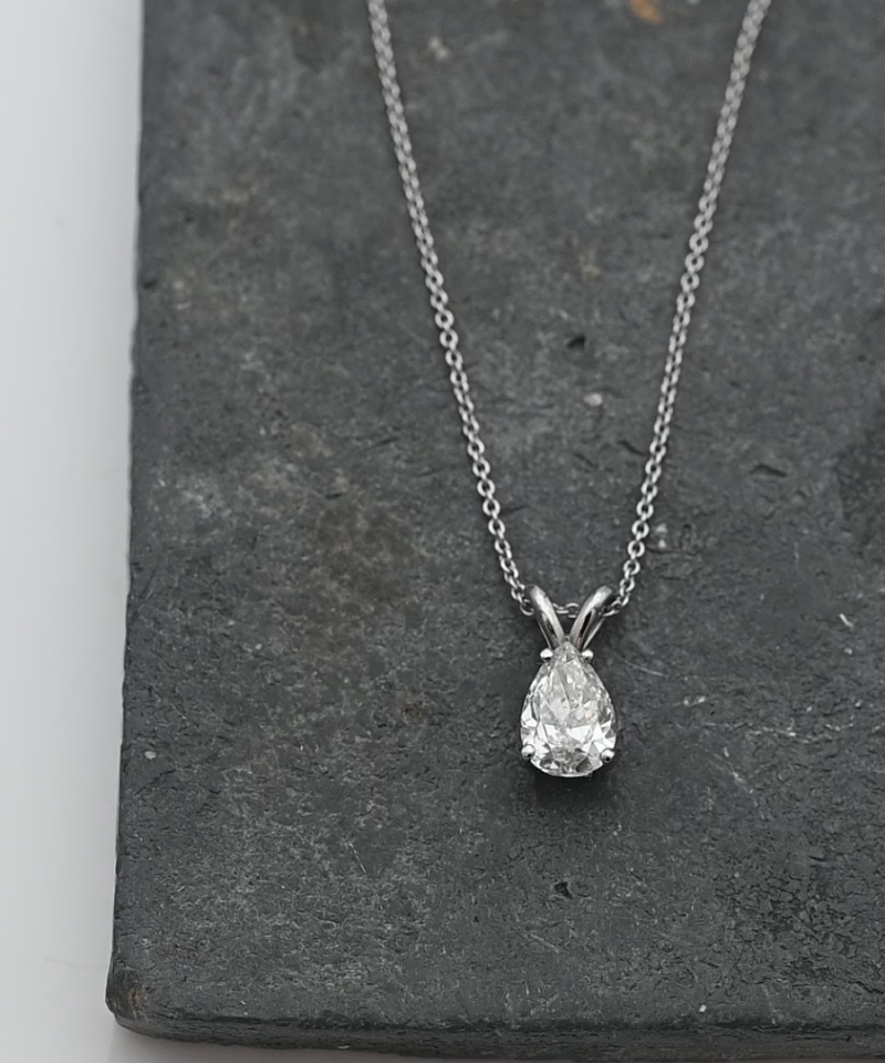 תליון סוליטר משובץ יהלום בחיתוך טיפה, כולל שרשרת - מק"ט 15746, זהב 14K