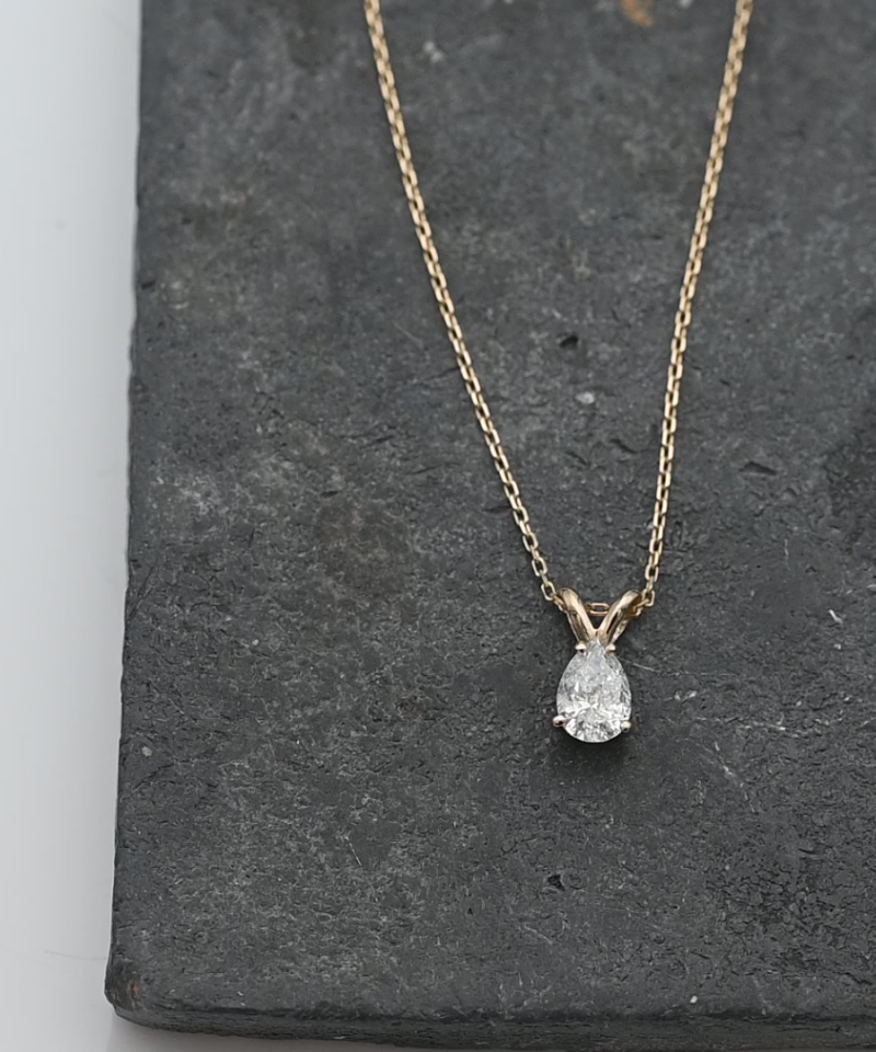 תליון סוליטר משובץ יהלום בחיתוך טיפה, כולל שרשרת - מק"ט 15747, זהב 14K