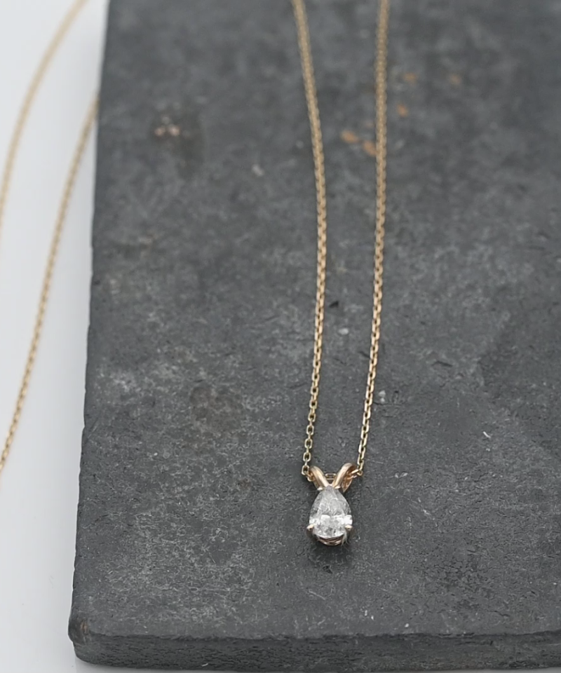 תליון סוליטר משובץ יהלום בחיתוך טיפה, כולל שרשרת - מק"ט 15751, זהב 14K