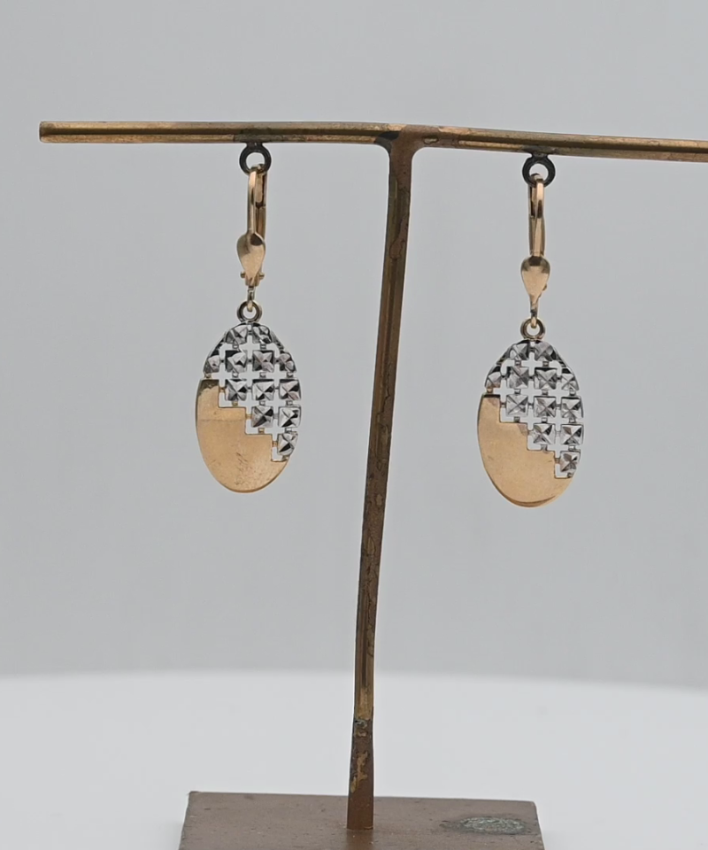 עגילים תלויים אובליים, מוטיב ריבועים בחיתוך לייזר בגודל 4X1.5 ס"מ - מק"ט 15764, זהב 14K