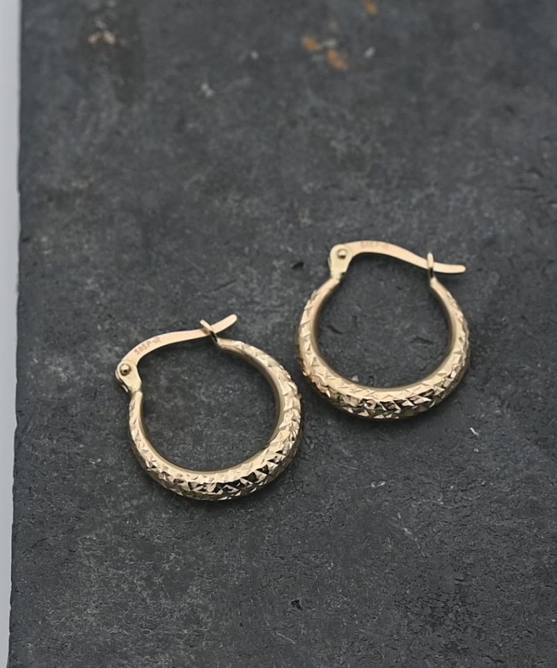 עגילי חישוק חלולים רקועים בקוטר 1.5 ס"מ - מק"ט 15769, זהב 14K