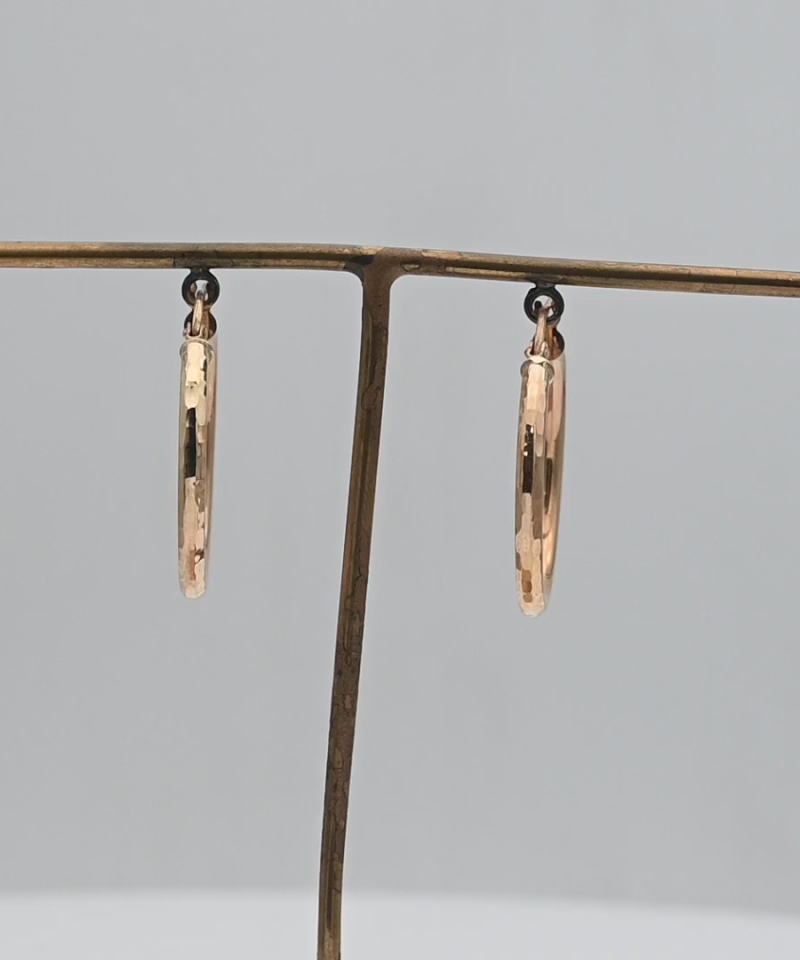 עגילי חישוק איטלקיים חלולים רקועים קלות בקוטר 2.5 ס"מ - מק"ט 15771, זהב 14K