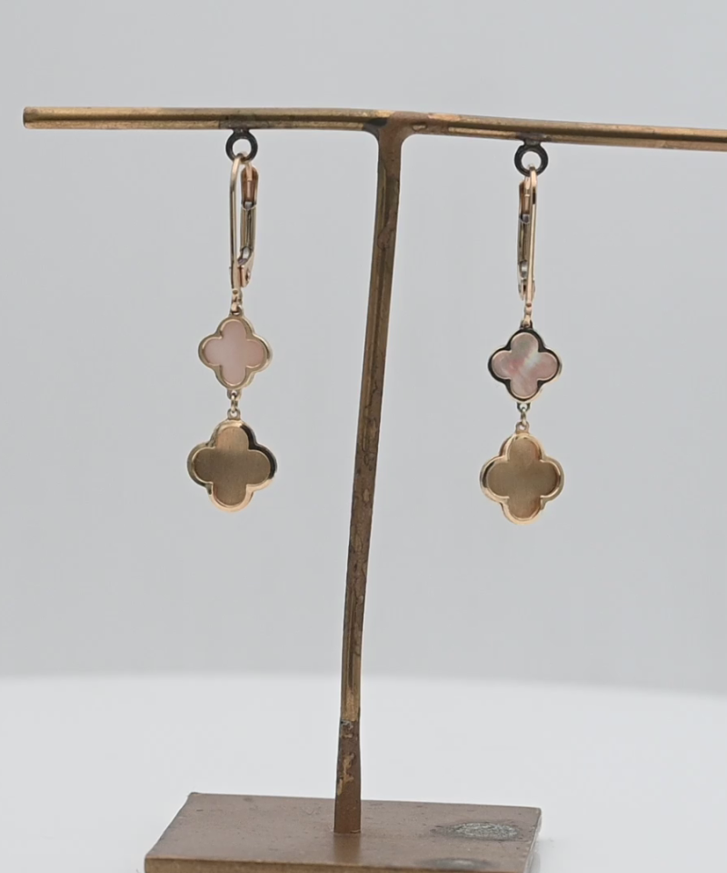 עגילים תלויים בצורת פרח משובצים אם הפנינה בגודל 1 ס"מ - מק"ט 15780, זהב 14K