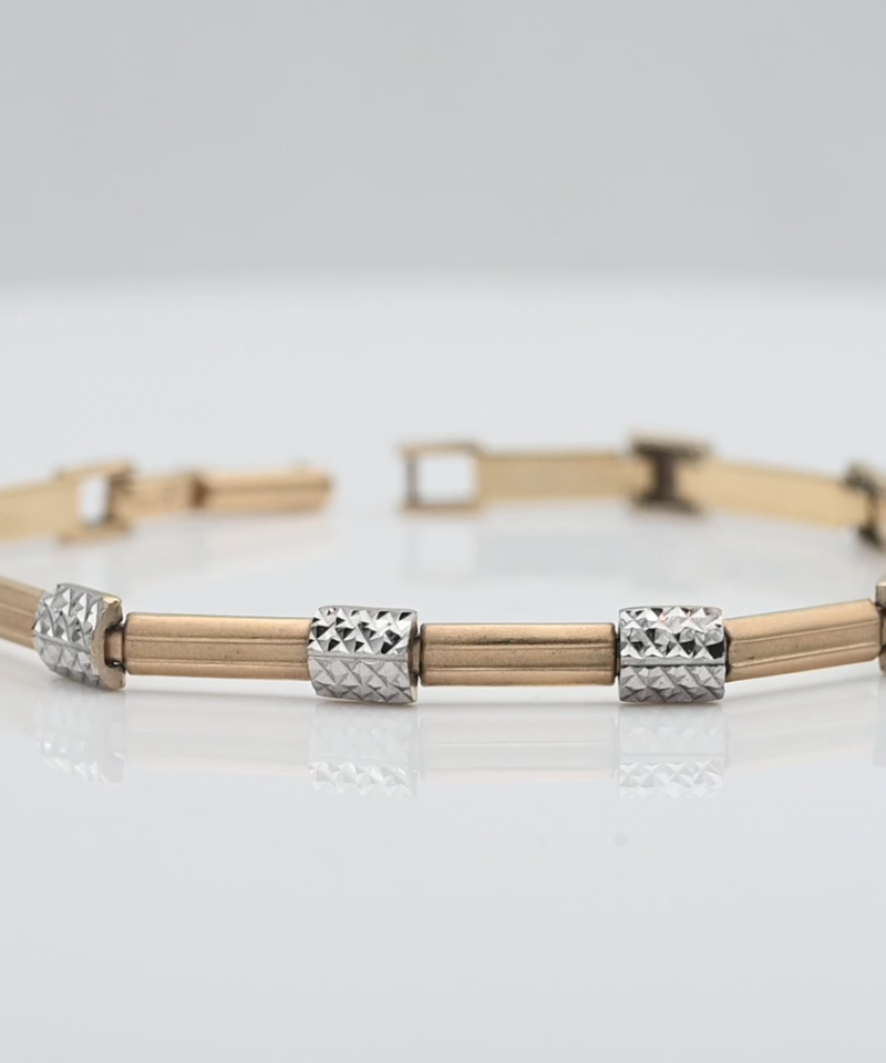 צמיד וינטג' חוליות מלבניות מט ורקועות, פגם לחיצה קל ביותר ברוחב 6 מ"מ - מק"ט 15784, זהב 14K