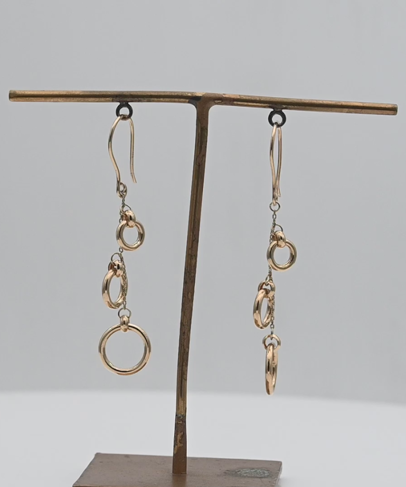 עגילים תלויים שרשרת ושלושה עיגולים בגודל 1.5 ס"מ - מק"ט 15785, זהב 14K