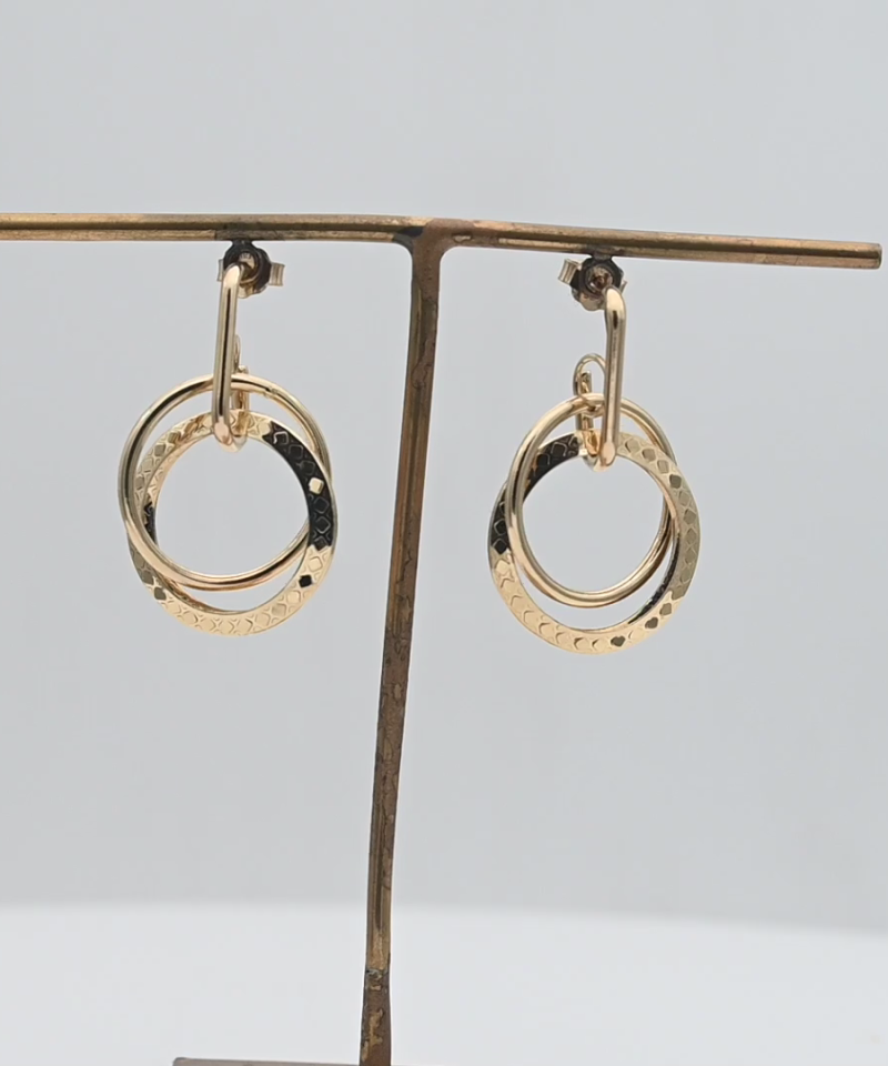עגילים תלויים, 2 חישוקים, רקוע וחלק בקוטר 2 ס"מ - מק"ט 15787, זהב 14K