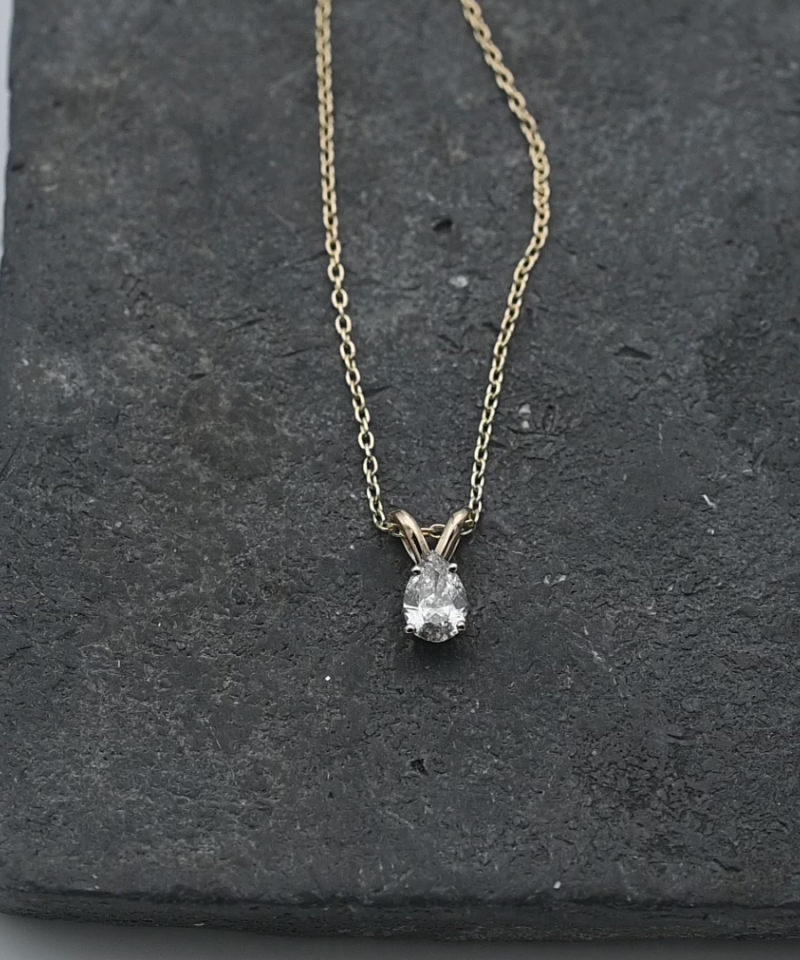 תליון סוליטר משובץ יהלום בחיתוך טיפה, כולל שרשרת  - מק"ט 15789, זהב 14K