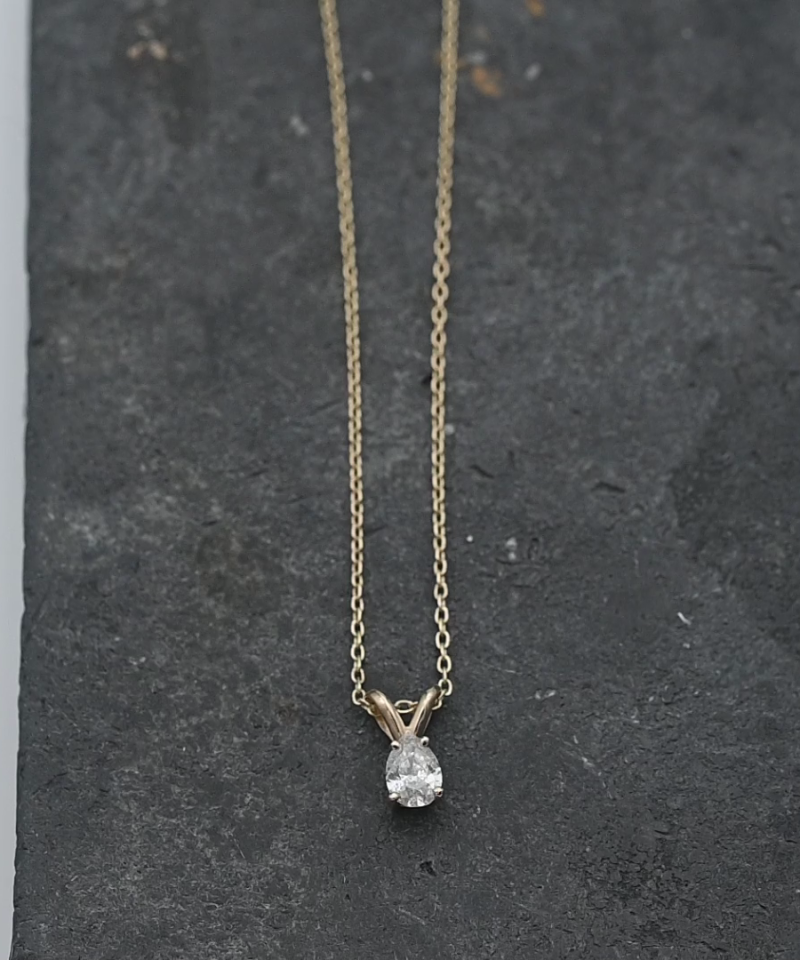 תליון סוליטר משובץ יהלום בחיתוך טיפה, כולל שרשרת  - מק"ט 15792, זהב 14K