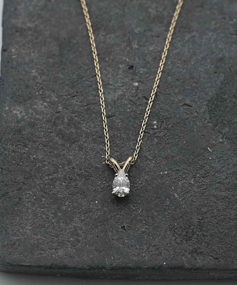 תליון סוליטר משובץ יהלום בחיתוך טיפה, כולל שרשרת  - מק"ט 15793, זהב 14K