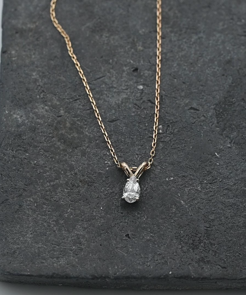 תליון סוליטר משובץ יהלום בחיתוך טיפה, כולל שרשרת  - מק"ט 15794, זהב 14K