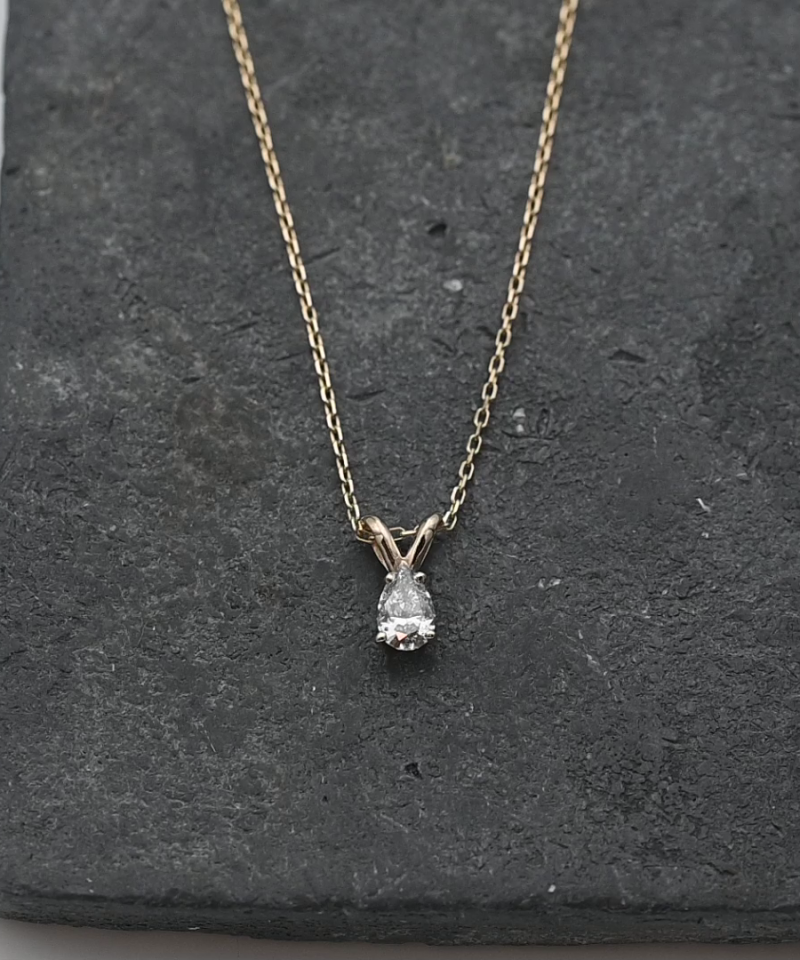 תליון סוליטר משובץ יהלום בחיתוך טיפה, כולל שרשרת  - מק"ט 15795, זהב 14K