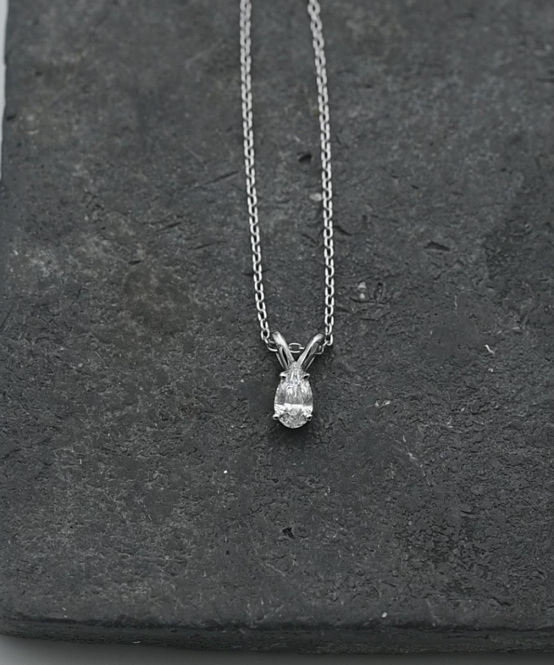 תליון סוליטר משובץ יהלום בחיתוך טיפה, כולל שרשרת  - מק"ט 15796, זהב 14K