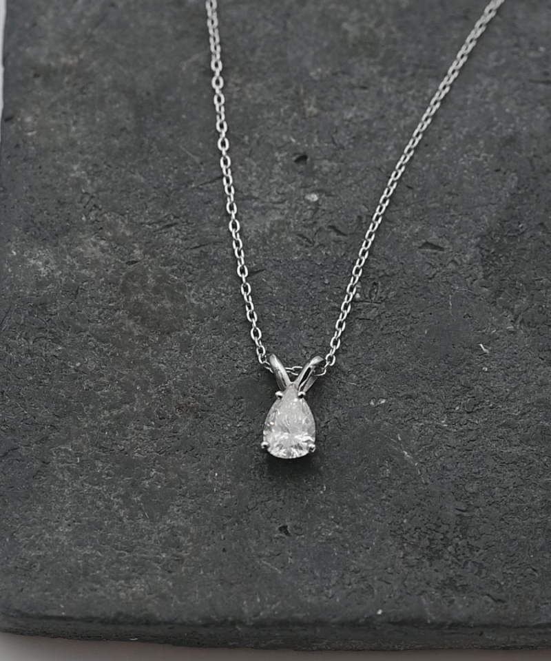 תליון סוליטר משובץ יהלום בחיתוך טיפה, כולל שרשרת  - מק"ט 15797, זהב 14K