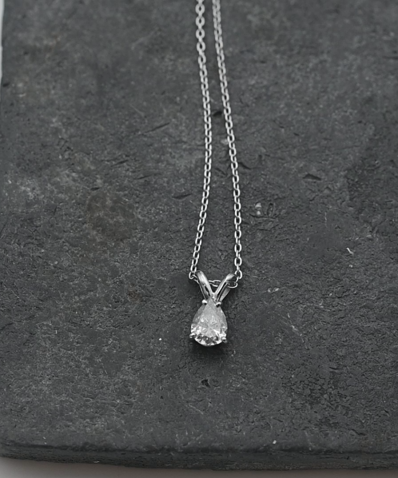 תליון סוליטר משובץ יהלום בחיתוך טיפה, כולל שרשרת  - מק"ט 15798, זהב 14K