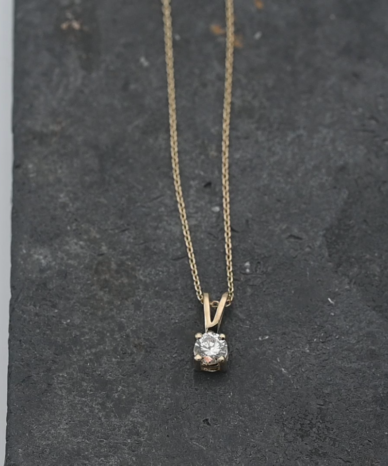 תליון סוליטר משובץ יהלום בחיתוך עגול, כולל שרשרת  - מק"ט 15800, זהב 14K