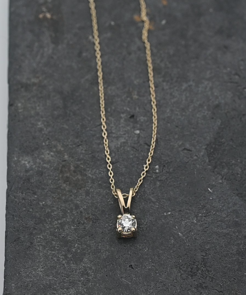 תליון סוליטר משובץ יהלום בחיתוך עגול, כולל שרשרת  - מק"ט 15802, זהב 14K