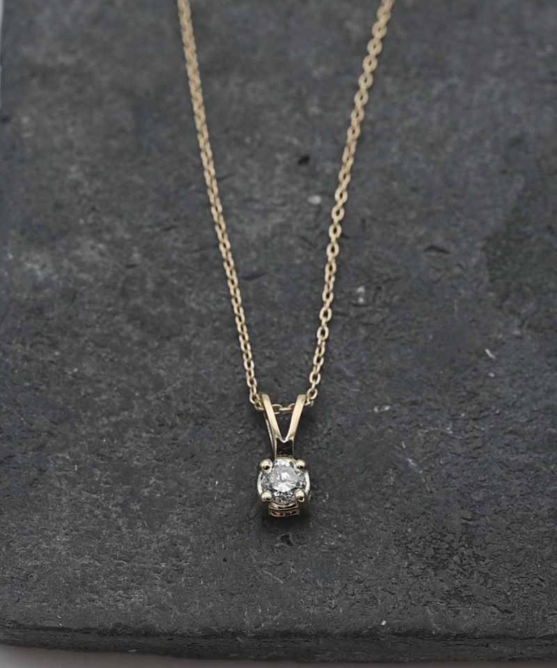 תליון סוליטר משובץ יהלום בחיתוך עגול, כולל שרשרת  - מק"ט 15803, זהב 14K